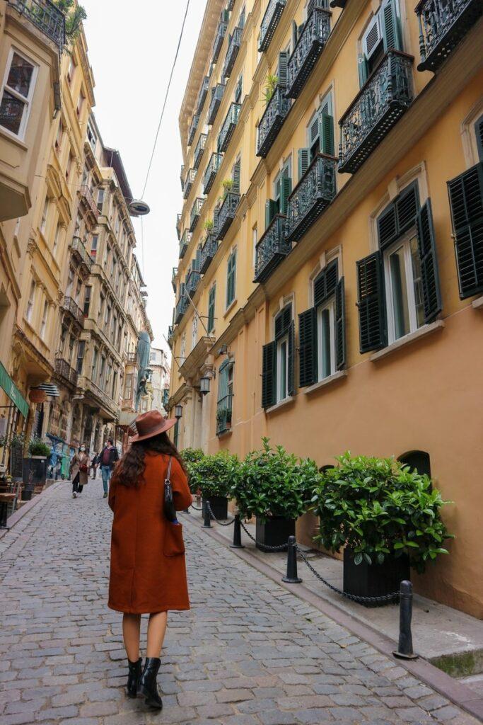 Stay Safe When Traveling Alone